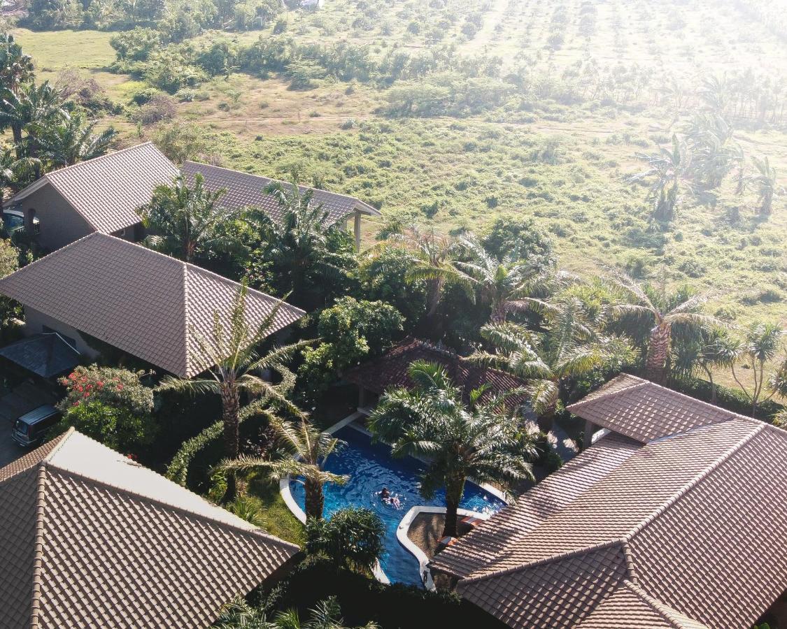 Coconut Lodge Resort Джепара Экстерьер фото